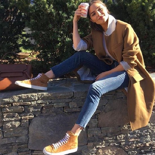 Love this shot from @oliviaculpo #relaxedweekendlook ❤️  .  .  .  .   #oliviaculpo #fashion #weekendvibes #igniri #weekendlook #regram #love #trends #bringing #thebest #fromtheworld #of #fashion #staystylish #igniri #instadaily #ootd #outfit #likeit #ignirilooks #looks #weekendlooks #outfits  #instaswag #lifestyle #fashioninspiration #fashioninspo #fashionweek #instafashion #igers #lookoftheday